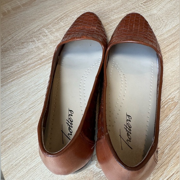Trotters Liz Slip-On Woven Brown Leather Embossed Stichless Vintage Style Loafer - Picture 6 of 6